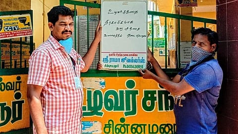தேனி உழவர்சந்தையில் நுகர்வோர்கள் உரசிக்கொள்வதை தவிர்க்க இடைவெளியுடன் கடைகள் அமைப்பு: கடைகளின் எண்ணிக்கையும் பாதியாகக் குறைப்பு