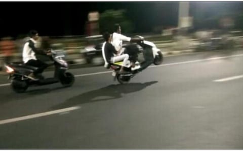 ஊரடங்கு நாளில் ஊறு விளைவிக்கும் வகையில் ‘பைக் ரேஸ்’ சென்ற மதுரை இளைஞர்கள்: போலீஸாருக்கு சந்தேகம் எழாமல் தந்திரமாக தப்பித்தனர்