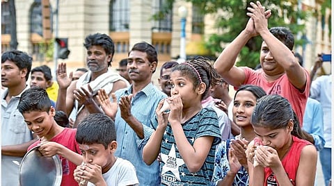 கரோனா வைரஸ் பரவுவதைக் கட்டுப்படுத்தும் பணியில் ஈடுபட்டுள்ள மருத்துவர்கள், பயிற்சி மருத்துவர்கள், செவிலியர்களுக்கு நன்றி தெரிவிக்கும்விதமாக நேற்று மாலை கொல்கத்தாவில் கைகளைத் தட்டி பாராட்டிய பொதுமக்கள்.படம்: பிடிஐ