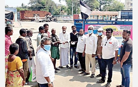 ஆதரவற்றோருக்கு நேற்று மமக சார்பில் மதிய உணவுப் பொட்டலங்கள் வழங்கப்பட்டன.