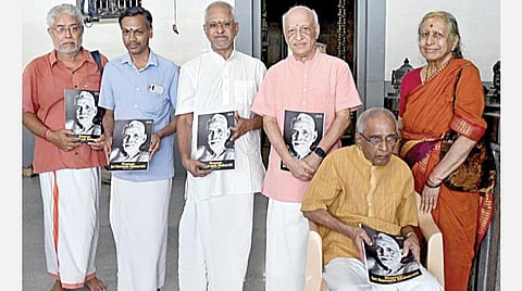 திருவண்ணாமலை பகவான் ஸ்ரீ ரமண மகரிஷி ஆசிரமத்தில் ‘நான் யார்..? (WHO AM I) பகவான் ஸ்ரீ ரமண மகரிஷி’  என்ற ரமணரின் வாழ்க்கை வரலாற்று (ஆங்கில) நூல் வெளியீட்டு நிகழ்ச்சி நடைபெற்றது. நிகழ்ச்சியில் ஆசிரமத் தலைவர் வி.எஸ்.ரமணன் (அமர்ந்திருப்பவர்), (வலமிருந்து) சுசிலா ரமணன், ஆசிரம முதன்மை நிர்வாகி வி.சுப்ரமணியன், கணக்குப் பிரிவு மேலாளர் சிவதாஸ் கிருஷ்ணன், ஆசிரம நிர்வாக அலுவலர் கே.எஸ்.கண்ணன் மற்றும் மகரிஷியின் தீவிர பக்தரும் புகைப்பட நிபுணருமான தேவ்கோகாய் பங்கேற்றனர்.