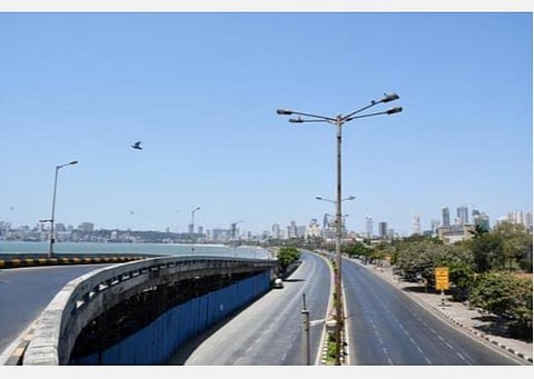 ஆள் நடமாட்டம் இல்லாமல் வெறிச்சோடிக் கிடக்கும் மும்பை மெரின் ட்ரைவ்.