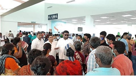 மலேசியா விமான நிலையத்தில் தவிக்கும் தமிழர்களை மீட்க வலுக்கும் கோரிக்கை