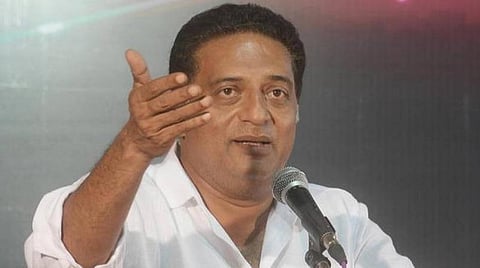 கரோனா முன்னெச்சரிக்கை: பிரகாஷ் ராஜின் செயலுக்குக் குவியும் பாராட்டு