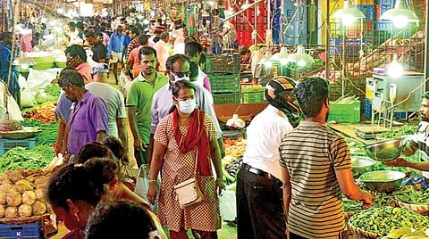 சென்னை கோயம்பேடு காய்கறி மார்க்கெட்டில், நேற்று காய்கறிகள் வாங்க வந்த மக்கள் கூட்டம்.