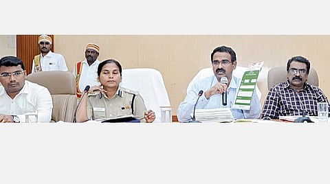 காஞ்சிபுரத்தில் கரோனா வைரஸ் தடுப்பு நடவடிக்கை ஆலோசனைக் கூட்டம் ஆட்சியர் பொன்னையா தலைமையில் நேற்று நடைபெற்றது.