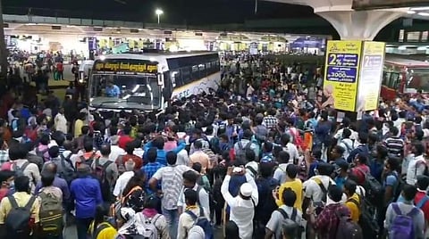 மாலை 6 மணிக்கு 144 உத்தரவு: பிற்பகல் 2.30 மணியுடன் கோயம்பேடு பேருந்து சேவைகள் நிறுத்தம் 