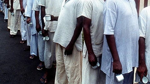 கரோனா பரவலைத் தடுக்க தமிழக சிறைகளிலுள்ள 15 ஆயிரம் கைதிகளுக்கும் மாஸ்க் வழங்கக்கோரி வழக்கு