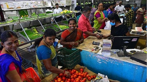 ‘கரோனா’வின் சமூக பரவலுக்கு வித்திடுகிறதா தூங்கா நகரம்?- விழிப்புணர்வே இல்லாமல் காய்கறி, மளிகைக் கடைகளில் குவிந்த மக்கள் 