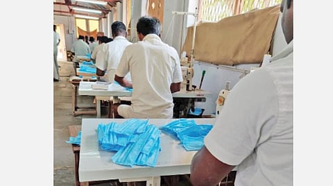 கோவை சிறையில் முகக் கவசம் தயாரிப்பு: மருத்துவமனைகளுக்கு வழங்க திட்டம்