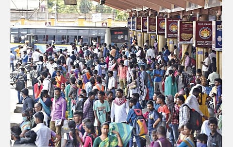 144 தடை உத்தரவு காரணமாக நேற்று மாலை நாமக்கல்லில் பெரும்பாலான பேருந்துகள் நிறுத்தப்பட்டன. இதனால், வெளியூர் சென்று திரும்பிய மக்கள் பேருந்துகள் கிடைக்காததால் நாமக்கல் பேருந்து நிலைய வளாகத்தல் திரண்டிருந்தனர்.  அடுத்தபடம்: சொந்த ஊருக்குச் செல்வதற்கு, சேலம் புதிய பேருந்து நிலையத்தில் பேருந்துக்காக காத்திருந்த பயணிகள்.