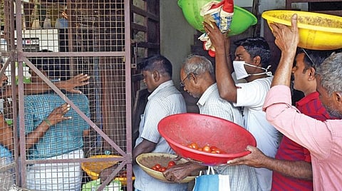 கரோனா பரவலை தடுக்க தீவிர தடுப்பு நடவடிக்கையாக புதுச்சேரியில் 28-ம் தேதி வரை மருந்தகங்கள் நீங்கலாக அனைத்து கடைகளும் அடைக்கப்படுகின்றன. இதனால் நேற்று மாலை மக்கள் காய்கறி கடைகளில் வரிசையில் நின்று காய்கறிகளை வாங்கிச் சென்றனர்.