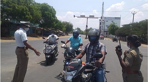 தேனியில் ஊரடங்கு உத்தரவை மதிக்காத வாகனங்கள்: கட்டுப்படுத்த முடியாமல் திணறிய போலீஸார்