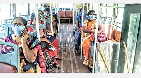 அத்தியாவசியப் பணிகளில் ஈடுபட்டுள்ள பல்வேறு அரசு துறைகளின் பணியாளர்களுக்காக மாநகரப் போக்குவரத்துக் கழகத்தின் சார்பில் இயக்கப்படும் பேருந்துகளில் சமூக இடைவெளியோடு பயணிக்கும் பணியாளர்கள்.