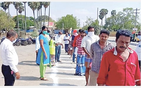 காஞ்சிபுரம் மீன் மார்கெட்டில் ஒவ்வொருவரும் 5 அடி இடைவெளி விட்டு வரிசையில் சென்று மீன் வாங்க நகராட்சி அதிகாரிகள் ஏற்பாடுகளை செய்துள்ளனர்.
