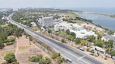 ﻿கரோனா வைரஸ் மேலும் பரவாமல் கட்டுப்படுத்துவதற்கான முன்னெச்சரிக்கை நடவடிக்கையாக நாடுமுழுவதும் நேற்று முதல் 21 நாட்களுக்கு ஊரடங்கு உத்தரவு பிறப்பிக்கப்பட்டுள்ளது. அத்தியாவசிய தேவைகளுக்கு மட்டுமே மக்கள் வீட்டை விட்டு வெளியில் வரவேண்டும் என்று அறிவிக்கப்பட்டுள்ள நிலையில், தமிழகம் முழுவதும் நேற்று சாலைகள் வாகனப் போக்குவரத்து இன்றி வெறிச்சோடி காணப்பட்டன. எப்போதும் பரபரப்பாக இருக்கும் சென்னை முட்டுக்காடு கிழக்கு கடற்கரை சாலை வெறிச்சோடி கிடந்ததை படத்தில் காணலாம். படம்:ம.பிரபு﻿