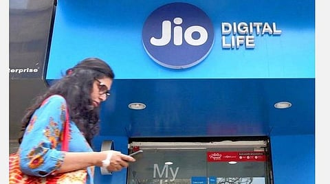 ஜியோவின் 10 சதவீத பங்குகளை பேஸ்புக் நிறுவனம் வாங்க திட்டம்