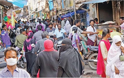 இலவச ரேஷன் பொருட்கள், ரூ.1,000 ரொக்கம் ஆகியவற்றை வீடுகளுக்கே சென்று வழங்க வேண்டும்: சமூக ஆர்வலர்கள் கோரிக்கை