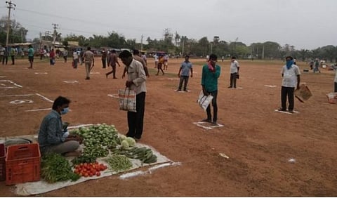 விஜயநகரம் மாவட்டத்தில் ஒரு காய்கறிச் சந்தையில் காணப்படும் சதுரங்கள். | படம்: ஏஎன்ஐ