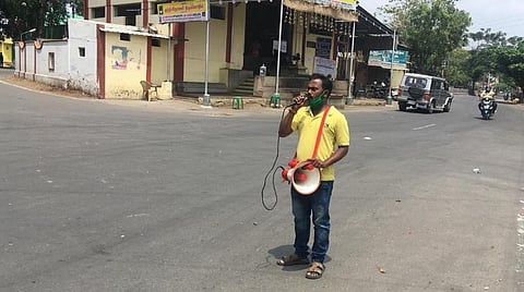 ஊரடங்கை கடைபிடிக்க ஒலிபெருக்கி மூலம் வலியுறுத்தல், படம்: ஜெ.மனோகரன்