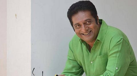 கூலிப் பணியாளர்களுக்குத் தங்க இடம், பண உதவி: பிரகாஷ்ராஜுக்கு குவியும் பாராட்டு