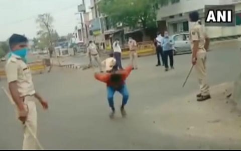 ஊரடங்கு: அத்துமீறிய இளைஞர்கள்; ராஜஸ்தான் போலீஸார் வழங்கிய விநோத தண்டனை- வீடியோ