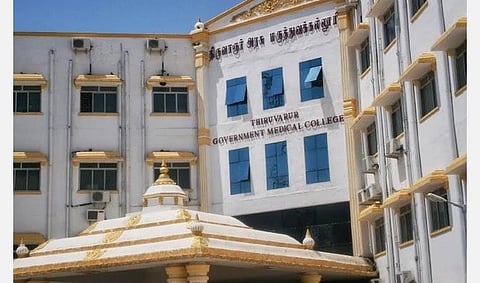 திருவாரூர் மருத்துவக் கல்லூரி மருத்துவமனையில் புதிதாக அனுமதிக்கப்பட்டுள்ள 10 பேருக்கு கரோனா பாதிப்புள்ளதா என பரிசோதனை