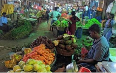 மக்கள் இடைவெளி விட்டு நின்று பொருட்களை வாங்க ஏற்பாடு; கோயம்பேடு சந்தை 2 நாள் விடுமுறை ரத்து- வழக்கம்போல் செயல்படும் என்று அறிவிப்பு