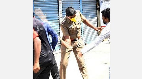 நாளிதழ் விநியோக ஏஜென்டுகளின் வாகனங்கள் உடைப்பு; அத்தியாவசிய தேவைக்காக வெளியில் செல்வோர் மீது போலீஸ் தாக்குதல்: பணிக்குச் சென்ற மருத்துவரும் அடிவாங்கிய பரிதாபம்