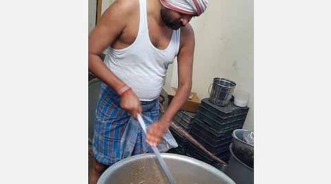 உணவு சமைக்கும் எம்எல்ஏ வையாபுரி மணிகண்டன்