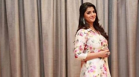 இது ஊரடங்கு; மக்களை அடிக்குமளவுக்குக்  குற்றமல்ல: வரலட்சுமி சாடல்