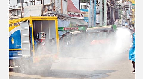 கரோனா வைரஸ் பரவல் தடுப்பு காரணமாக சீல் வைக்கப்பட்ட ஈரோடு கொங்காளம்மன் கோயில் வீதியில் கிருமி நாசினி தெளிக்கப்பட்டது.