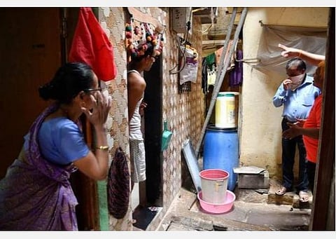 சமூக விலகல் சாத்தியமில்லாத மும்பை குடிசைப் பகுதிகளை ஊடுருவிய கரோனா: 10 பேருக்கு ‘பாசிட்டிவ்’ - 57 பேருக்கும் அதிகமானோருக்கு பரிசோதனை