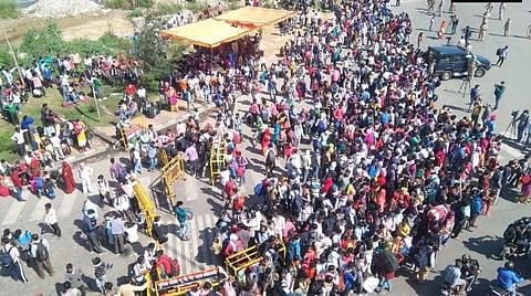 தவிக்கும் தொழிலாளர்கள்; ஊர் திரும்ப 1000 பேருந்துகளை இயக்கும் உ.பி. அரசு: அலைமோதும் கூட்டம்