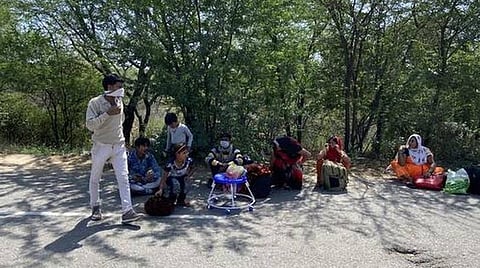 டெல்லியிலிருந்து ஜெய்ப்பூருக்கு கால்நடையாகவே செல்பவர்கள் இளைப்பாறுகின்றனர்.