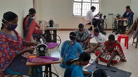 சிவகங்கை அருகே ஆயுதப்படை குடியிருப்பில் முககவசம் தயாரிக்கும் போலீஸார்.