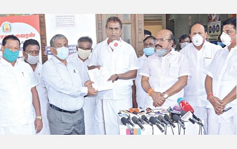 தமிழக முதல்வரின் பொதுநிவாரண நிதிக்கு, தங்களது சட்டப்பேரவைத் தொகுதி உறுப்பினர் மேம்பாட்டு நிதியிலிருந்து ரூ.5 கோடியை கோவை மாவட்ட ஆட்சியர் கு.ராசாமணியிடம் வழங்கிய அமைச்சர் எஸ்.பி.வேலுமணி, சட்டப்பேரவை துணைத் தலைவர் பொள்ளாச்சி ஜெயராமன் மற்றும் கோவை மாவட்ட அதிமுக எம்எல்ஏ-க்கள்.