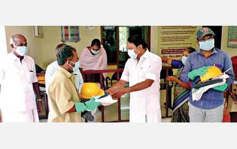 கோபி தொகுதியில் பணிபுரியும் அரசு அலுவலர்களுக்கு, அமைச்சர் கே.ஏ.செங்கோட்டையன் பாதுகாப்பு உபகரணங்களை நேற்று வழங்கினார்.