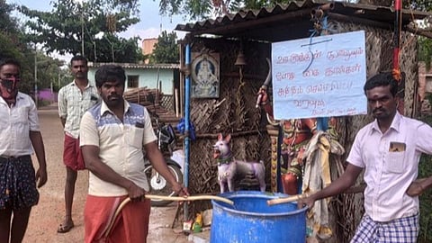 ஊருக்குள் நுழையும் முன் கை, கால்களை கழுவிவிட்டு வரவும்.. கிராம எல்லையில் சோப்பு, தண்ணீர்தொட்டி வைத்த தென்காசி கிராம இளைஞர்கள்