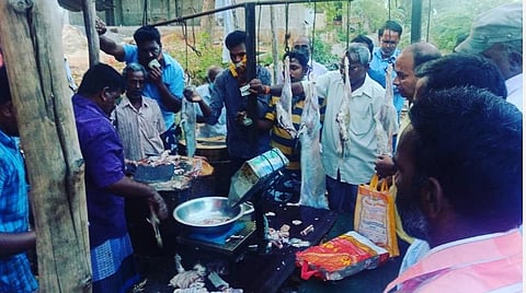 புதுவை மேட்டுப்பாளையம் பகுதியில் ஆட்டிறைச்சி வாங்க குவிந்த மக்கள்.