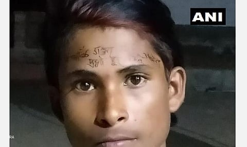 ‘‘ஊரடங்கை மீறி வெளியே வந்துள்ளேன்; என் அருகில் வராதீர்கள்’’- அத்துமீறிய இளைஞர் நெற்றியில் மையால் எழுதிய பெண் காவலர்