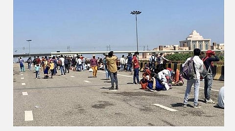 கரோனா லாக்-டவுன்: மாநிலங்களுக்கு இடையே பஸ்கள் குறைப்பு: டெல்லி ஹை-வேயில் திக்கற்ற நிலையில் மக்கள் திரள்