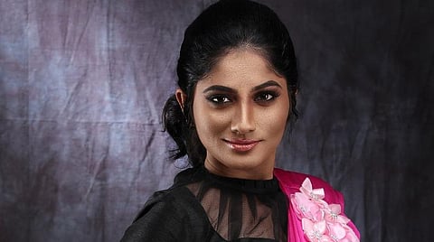 செவிலியர் பணிக்கு ஏன் திரும்பவில்லை? ரசிகரின் கேள்வியும் ஜூலியின் பதிலும்