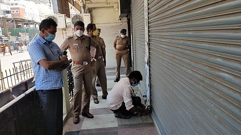 மருந்துக் கடைக்கு சீல் வைத்த அதிகாரிகள்.