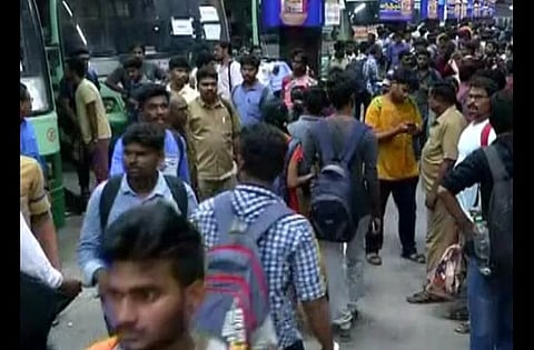 வெளிமாவட்டம் செல்ல அனுமதி கேட்டு 8,300 பேர் விண்ணப்பம்; தவறான விண்ணப்பங்களே அதிகம்: காவல்துறை தகவல்