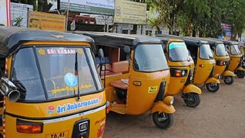 தமிழகத்தில் 6 லட்சம் ஆட்டோ தொழிலாளர்கள் வேலையிழப்பு: வாழ்வாதரத்தைப் பாதுகாக்க ஆட்டோ தொழிலாளர் சம்மேளனம் கோரிக்கை 
