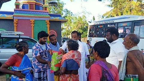 இலவச சமையல் பெட்டகங்கள் வழங்கி நெகிழவைத்த இஸ்லாமிய இளைஞர்கள்