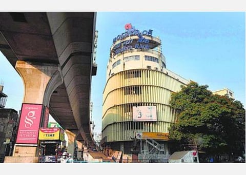 கோட்டியில் உள்ள  ஆந்திர வங்கி பழைய தலைமைச் செயலகம், ஆந்திரவாசிகளின் ஒரு லேண்ட் மார்க்காக திகழ்ந்து வந்தது.