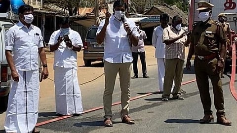 வேடசந்தூர் தொகுதிக்குட்பட்ட கிராமங்களில் கரோனா வைரஸ் பாதிப்பு குறித்து மைக்கில் பேசி விழிப்புணர்வு ஏற்படுத்தும் டாக்டர் பரமசிவம், எம்.எல்.ஏ.,