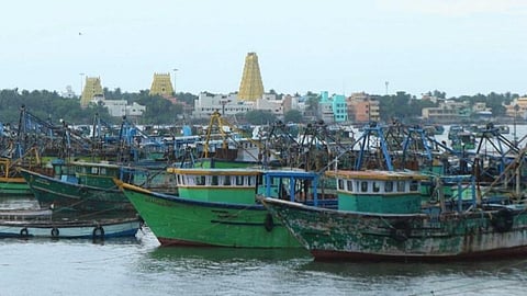 ராமேசுவரத்தில் கரையோரத்தில் நிறுத்தப்பட்டிருக்கும் விசைப்படகுகள்